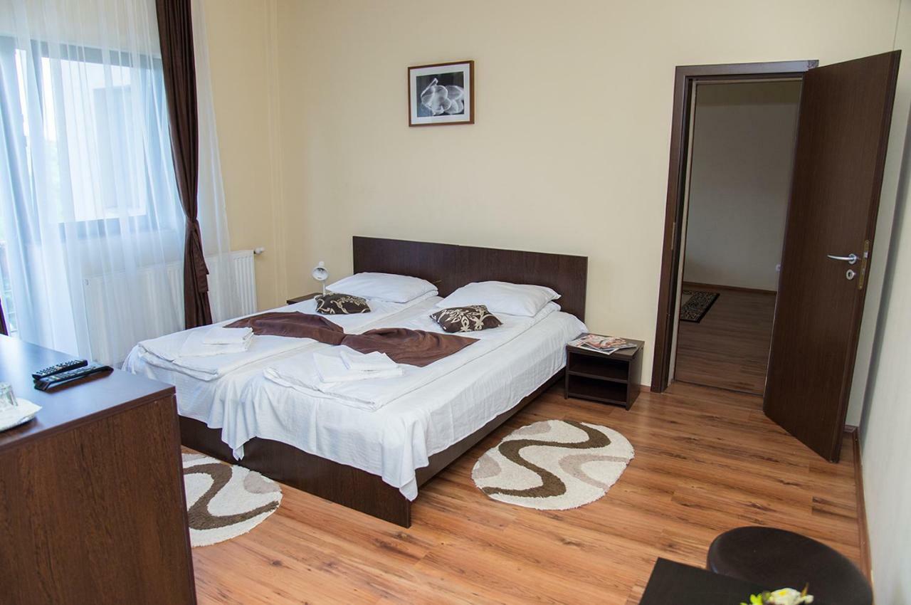 Pensiunea Casa Cu Flori Cisnadioara Exteriér fotografie